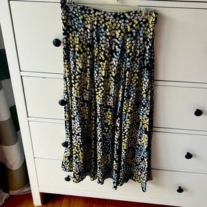 H&M midi floral skirt size 4. Blue white yellow black background. Viscose.